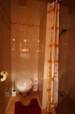 Salle de bain avec douche