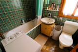 salle de bain avec baignoire