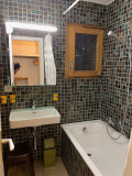 Salle de bain avec baignoire