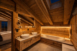 Salle de bains au plafond de bois-1