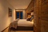 Chambre alpine éclairée, vue nocturne
