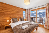 Chambre de chalet, montagnes enneigées