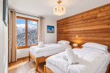 Chambre de chalet, sommets enneigés
