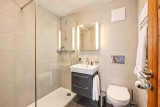 Salle de bain de chalet lumineuse (1)