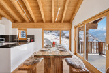 Cuisine de chalet, montagnes enneigées
