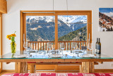 Table de chalet face aux Alpes