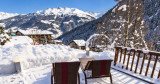 Terrasse enneigée sous le soleil alpin Terrasse enneigée sous le soleil alpin