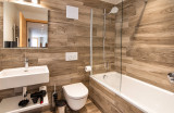 Salle de bain de chalet lumineuse