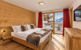Chambre de chalet, lumière d'hiver et neige Chambre de chalet, lumière d'hiver et neige
