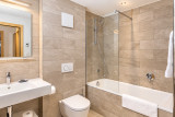 Salle de bain haut de gamme lumineuse