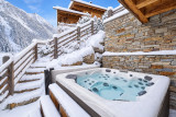 Chalet enneigé et jacuzzi au soleil Chalet enneigé et jacuzzi au soleil
