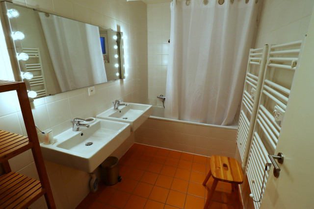 Salle de bain avec baignoire Salle de bain avec baignoire