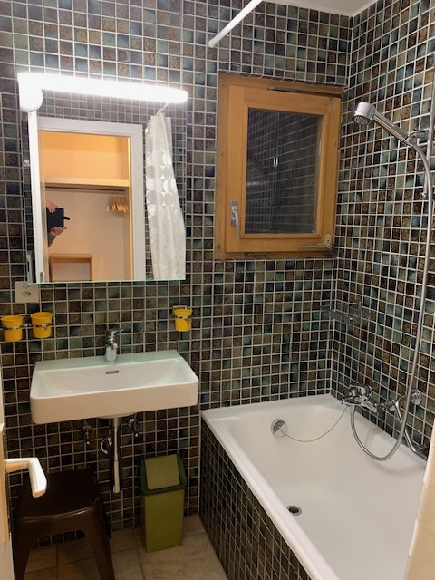 Salle de bain avec baignoire