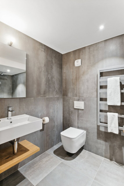 R16 bathroom 3 R16 bathroom 3
