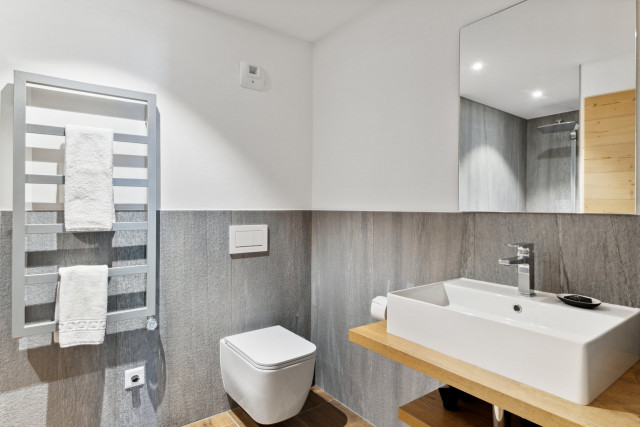 R14 bathroom 2 R14 bathroom 2