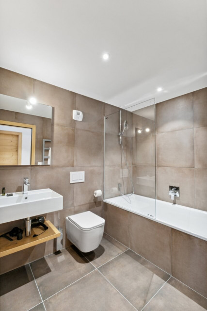 R16 bathroom 2 R16 bathroom 2
