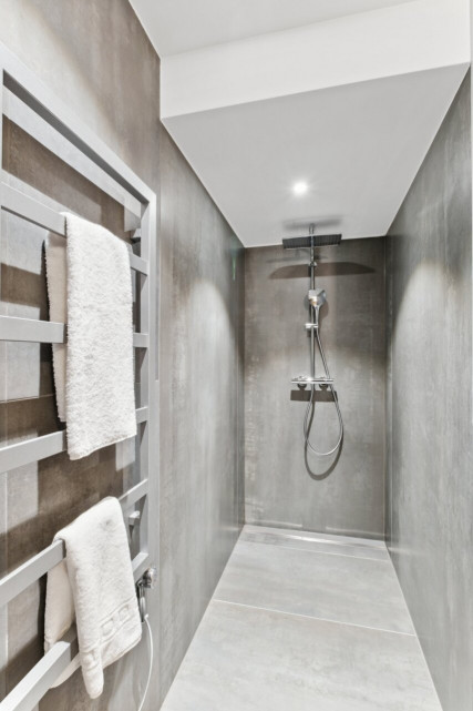 R16 bathroom 3 shower R16 bathroom 3 shower