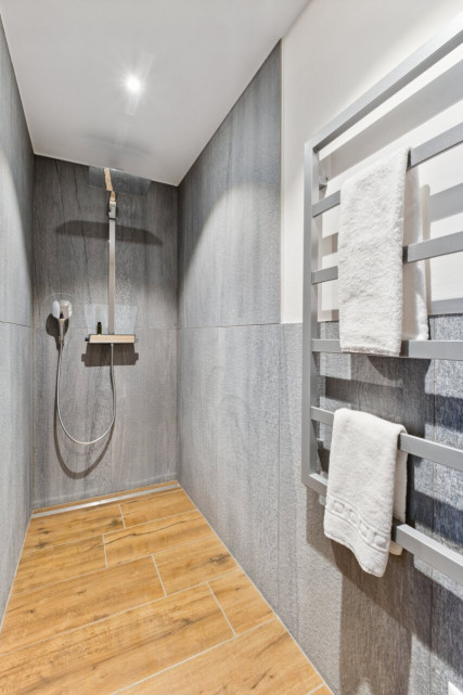 R14 bathroom 2 shower R14 bathroom 2 shower