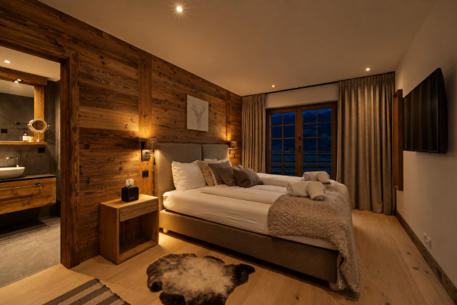 Chambre alpine de nuit, éclairage chaleureux Chambre alpine de nuit, éclairage chaleureux