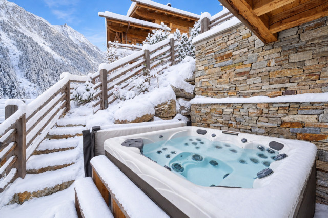 Chalet enneigé et jacuzzi au soleil Chalet enneigé et jacuzzi au soleil