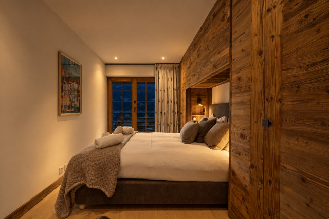 Chambre alpine éclairée, vue nocturne Chambre alpine éclairée, vue nocturne