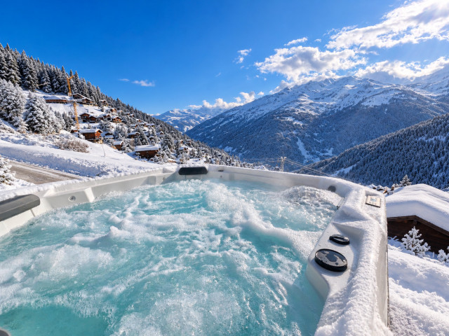 Panorama hivernal avec jacuzzi et chalets Panorama hivernal avec jacuzzi et chalets
