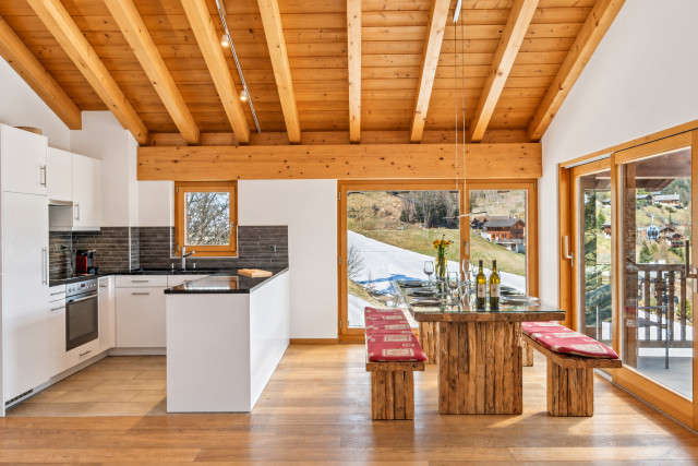 Cuisine alpine lumineuse et chaleureuse Cuisine alpine lumineuse et chaleureuse