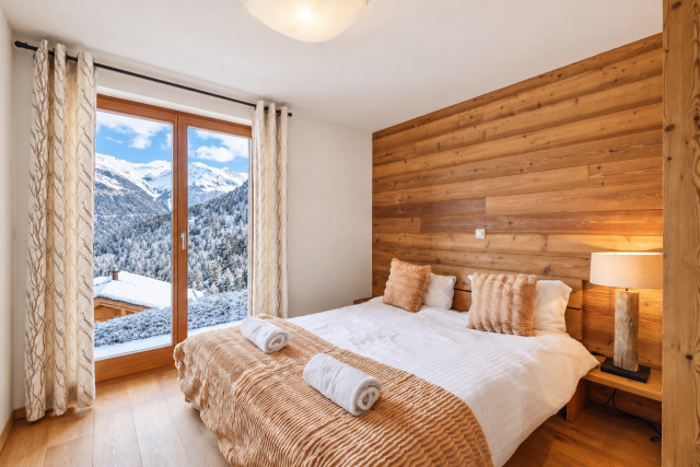Chambre de chalet enneigé, lumière douce Chambre de chalet enneigé, lumière douce