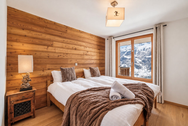 Chambre de chalet aux sommets enneigés Chambre de chalet aux sommets enneigés