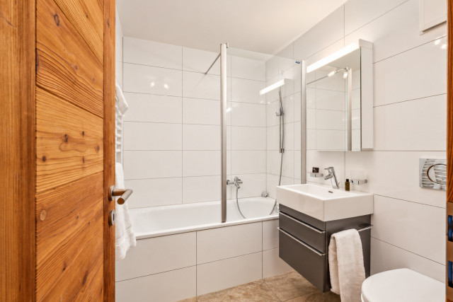 Salle de bain de chalet lumineuse Salle de bain de chalet lumineuse