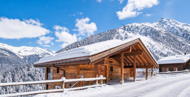 Chalet alpin enneigé sous le soleil Chalet alpin enneigé sous le soleil