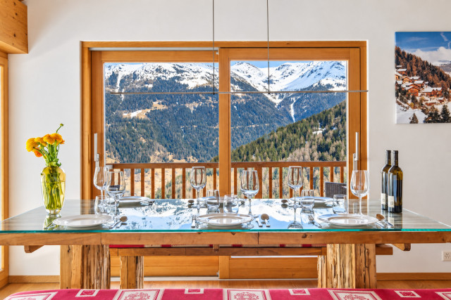 Table de chalet face aux Alpes Table de chalet face aux Alpes