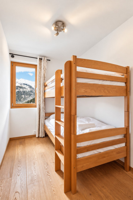 Chambre de chalet lumineuse, montagnes enneigées Chambre de chalet lumineuse, montagnes enneigées
