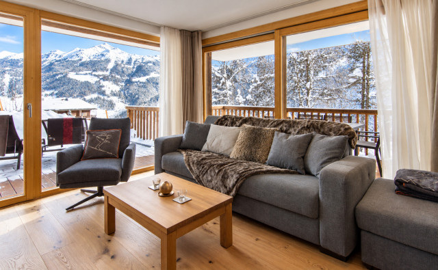 Salon de chalet lumineux face aux montagnes Salon de chalet lumineux face aux montagnes