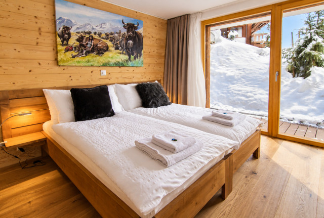 Chambre alpine lumineuse, neige à l'extérieur Chambre alpine lumineuse, neige à l'extérieur