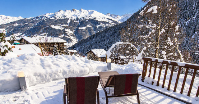 Terrasse enneigée sous le soleil alpin Terrasse enneigée sous le soleil alpin