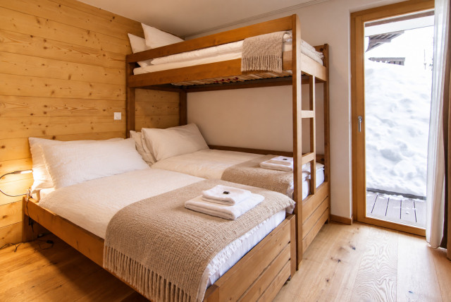 Chambre de chalet aux plaids beige sable Chambre de chalet aux plaids beige sable