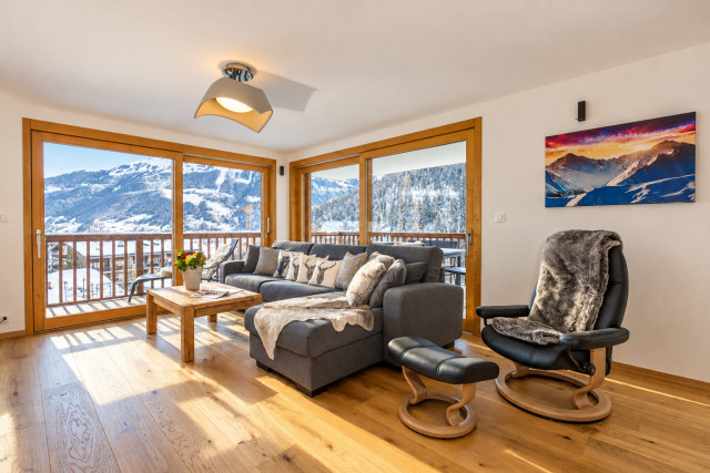 Salon de chalet baigné de soleil hivernal Salon de chalet baigné de soleil hivernal