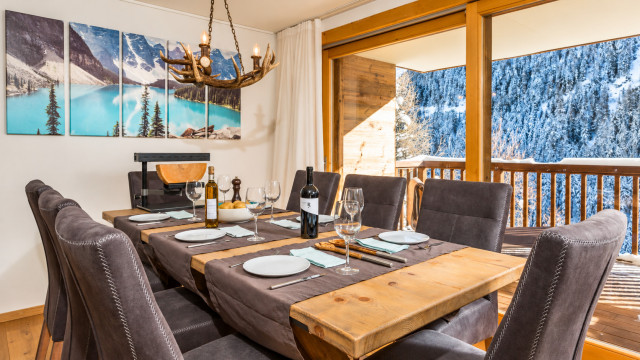Salle à manger alpine, vue enneigée