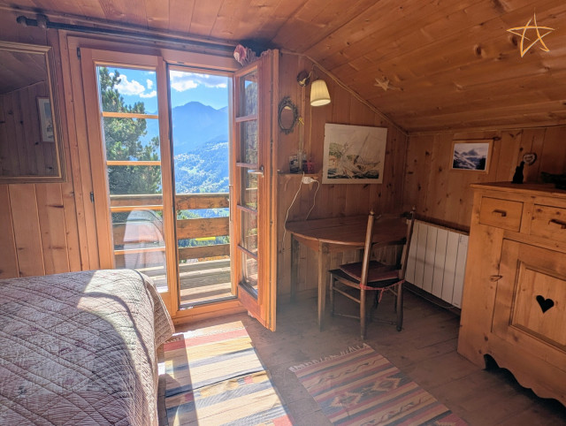 6. Chambre 1 coin bureau