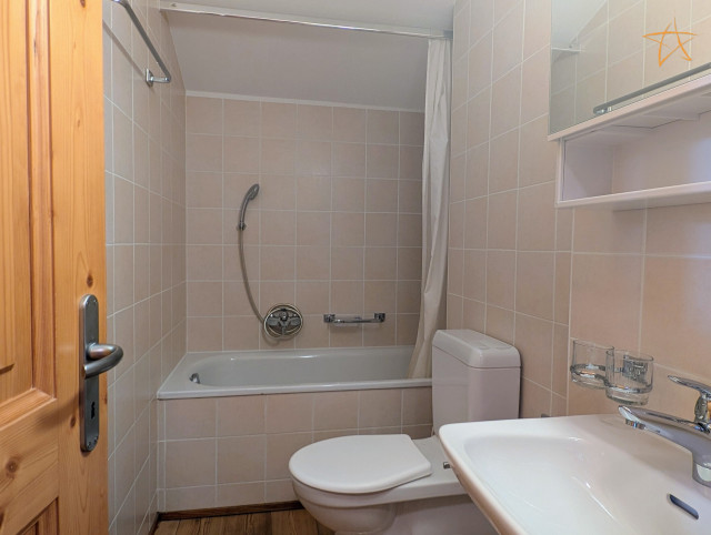 11. SDB baignoire 2ème étage