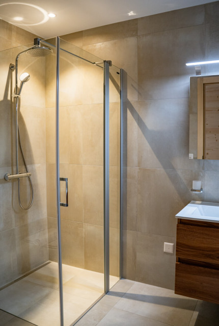 chalet-m-guerneres-douche-2-10125154 chalet-m-guerneres-douche-2-10125154