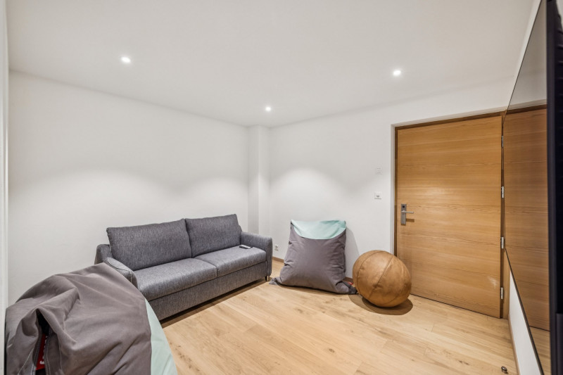 594539-A-backbonephoto-001 594539-A-backbonephoto-001