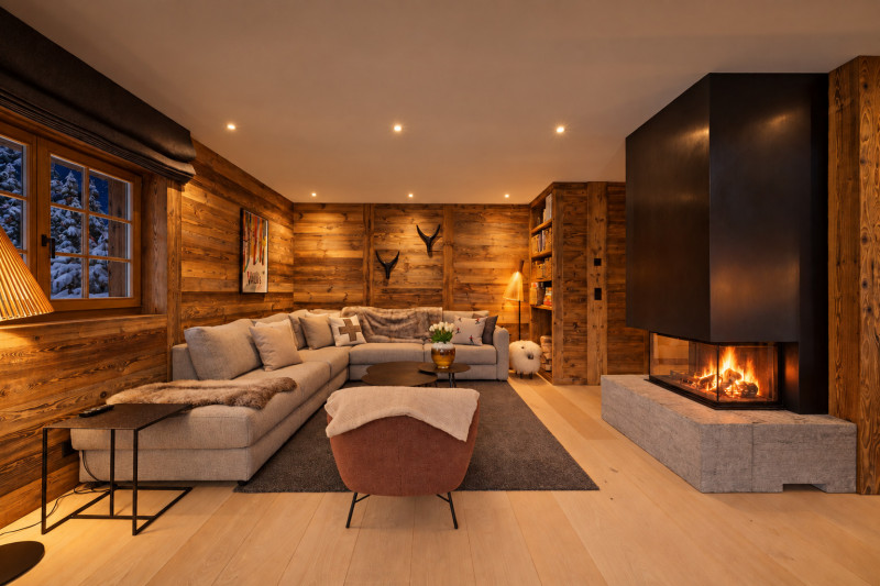 Chalet chaleureux sous la neige nocturne