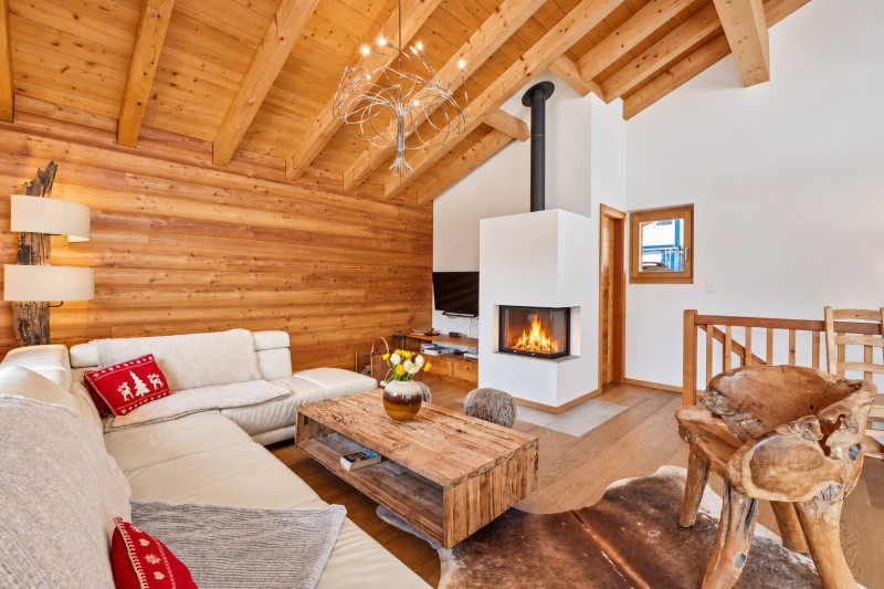 Salon alpin chaleureux avec cheminée