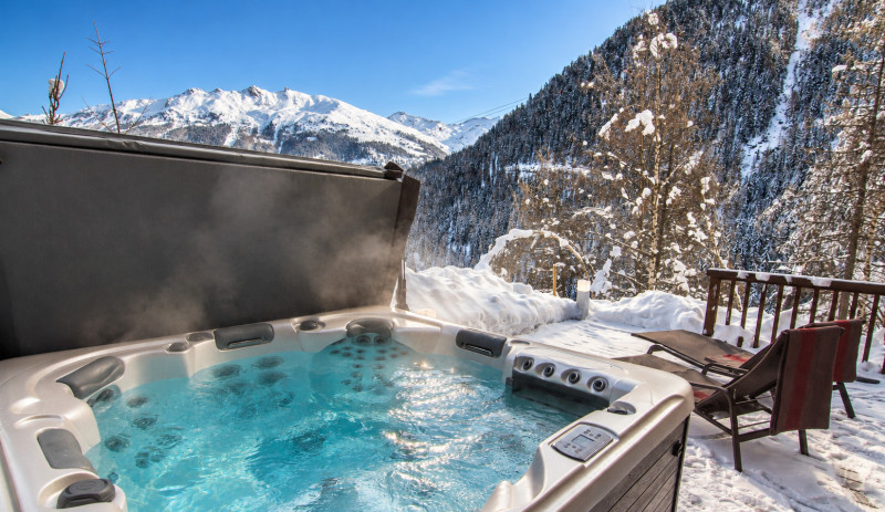 Jacuzzi ensoleillé face aux montagnes enneigées Jacuzzi ensoleillé face aux montagnes enneigées
