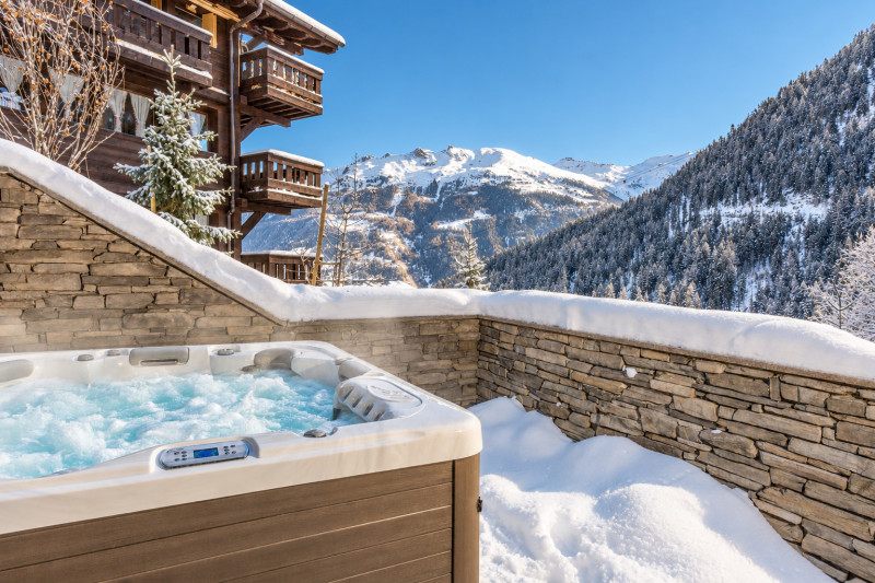 Jacuzzi enneigé face aux montagnes Jacuzzi enneigé face aux montagnes