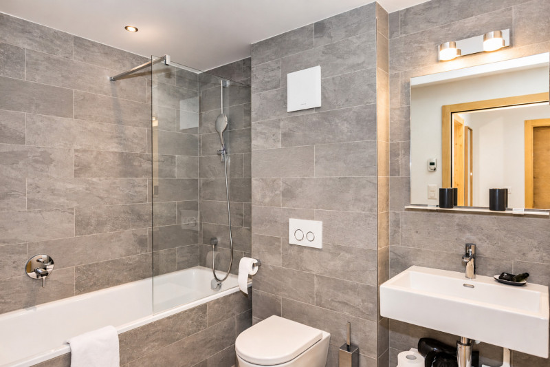 Salle de bain lumineuse et élégante
