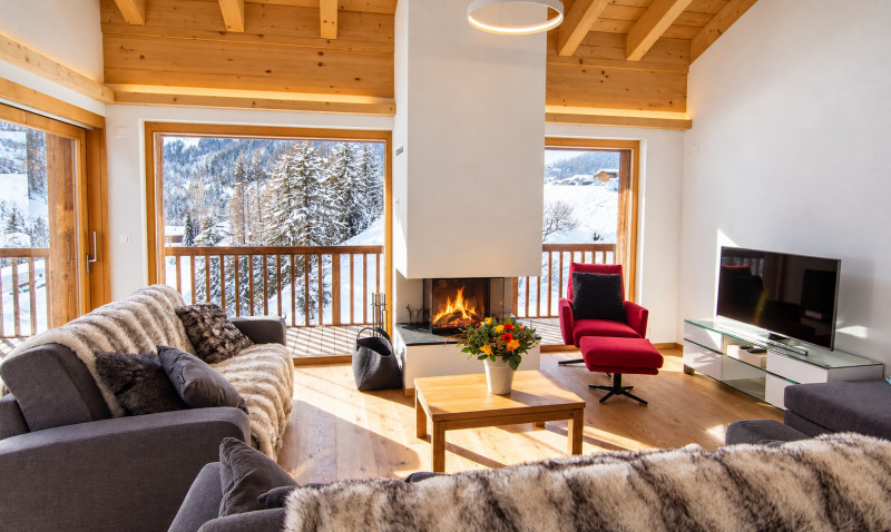 Salon alpin élégant, cheminée allumée