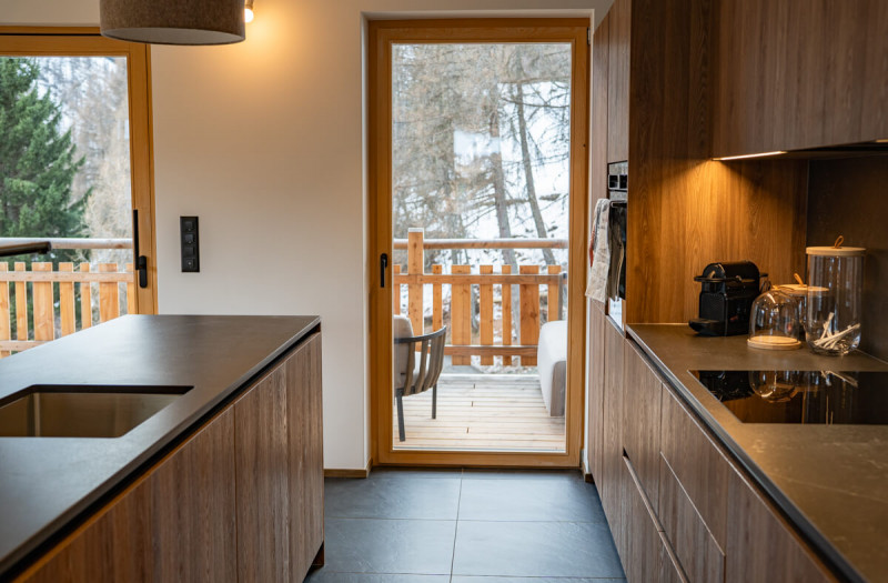 chalet-f1-guerneres-cuisine-terrasse-10125103